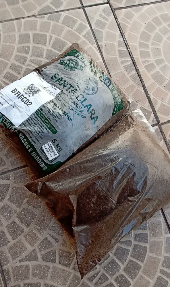 foto de Terra Vegetal Santa Clara Premium 5kg Adubada Pronta Para Uso Para Hortas Plantas Jardim Flores Jardinagem Com Turfa Composto Orgânico 100% Natural E Sustentável Maior Nutrição Para Suas Plantas