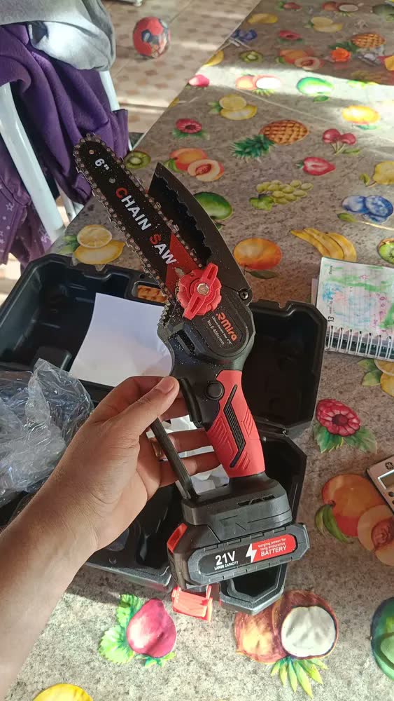 foto de Mini Motosserra Elétrica Portátil 6 Polegadas 21v Duas Baterias Recarregável Serra De Poda Para Jardim E Árvores