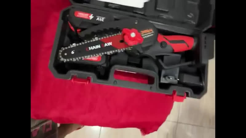 foto de Mini Motosserra Elétrica Portátil 6 Polegadas 21v Duas Baterias Recarregável Serra De Poda Para Jardim E Árvores