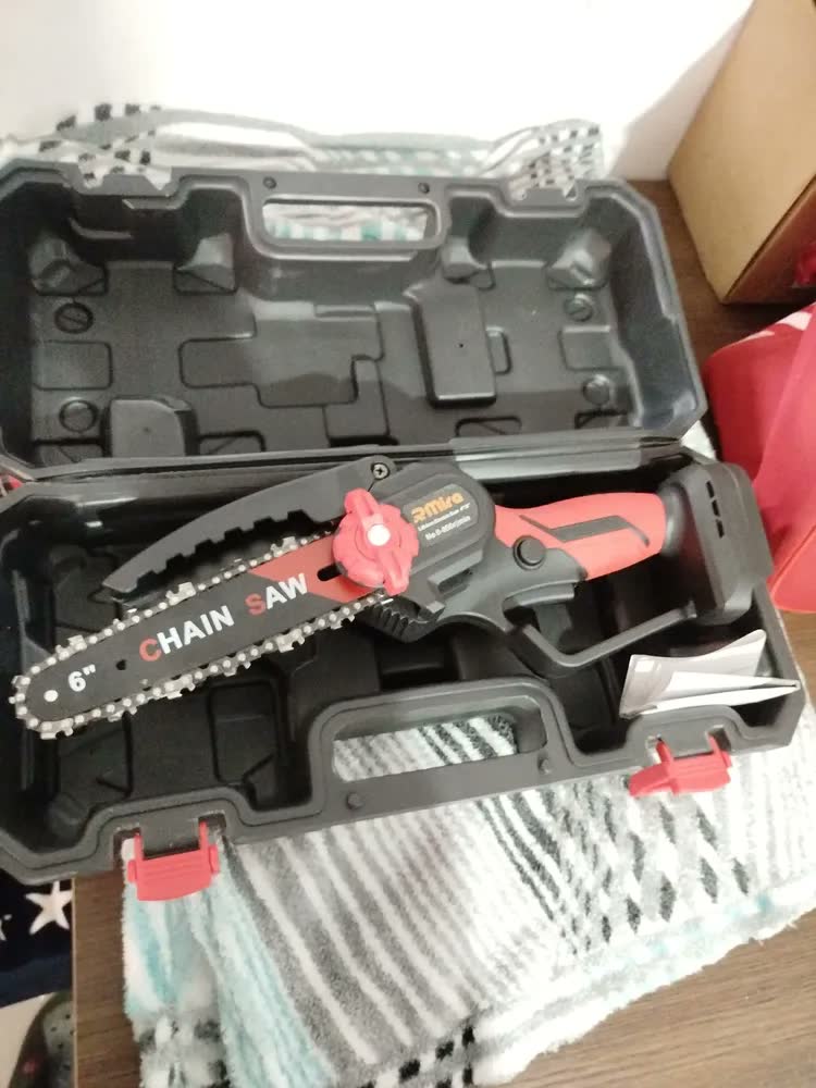 foto de Mini Motosserra Elétrica Portátil 6 Polegadas 21v Duas Baterias Recarregável Serra De Poda Para Jardim E Árvores