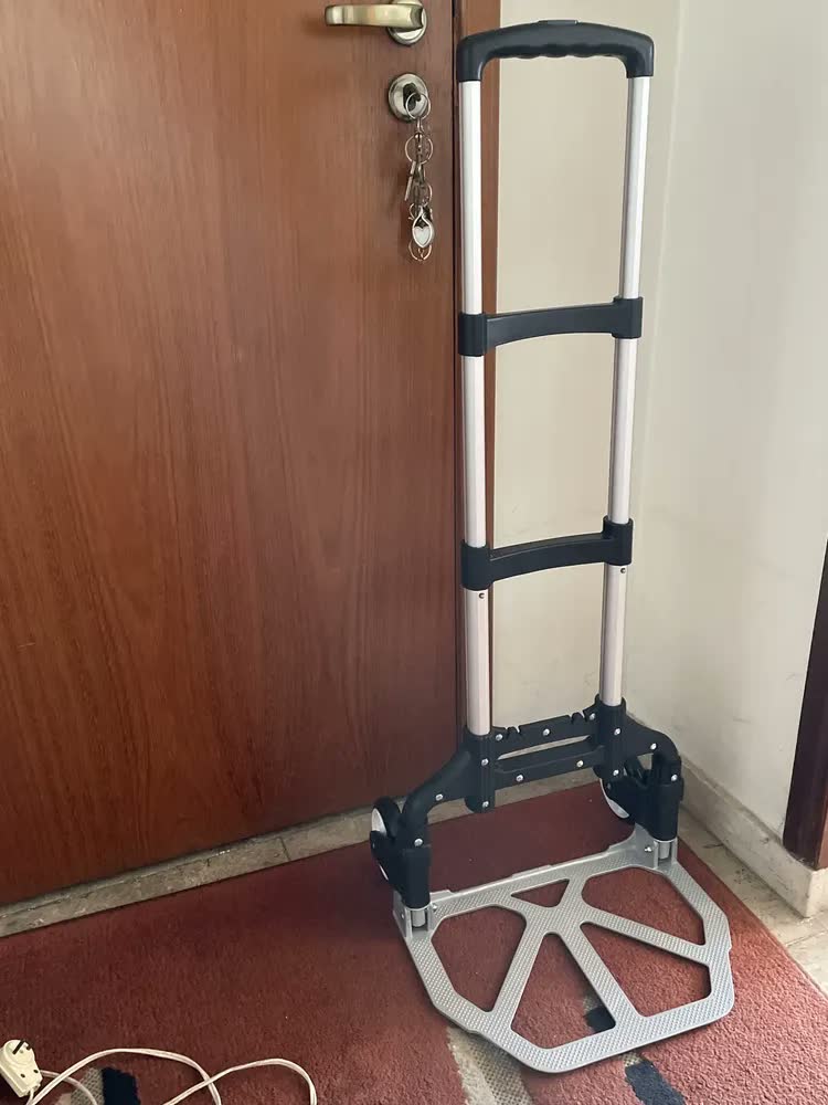 foto de Carrinho De Mão em Alumínio Suporta até 80kg Preto Chalesco