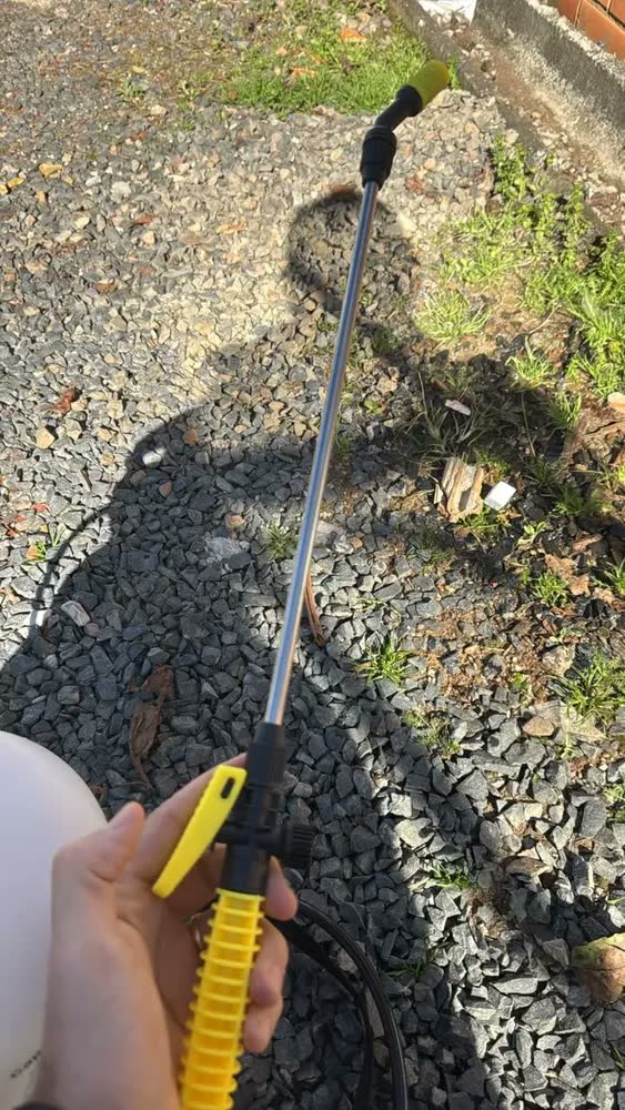 foto de Pulverizador jardim manual costal Compressão Prévia Outmoove 5 litros Bico Ajustável para Jardinagem Limpeza lavação