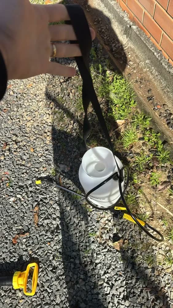 foto de Pulverizador jardim manual costal Compressão Prévia Outmoove 5 litros Bico Ajustável para Jardinagem Limpeza lavação