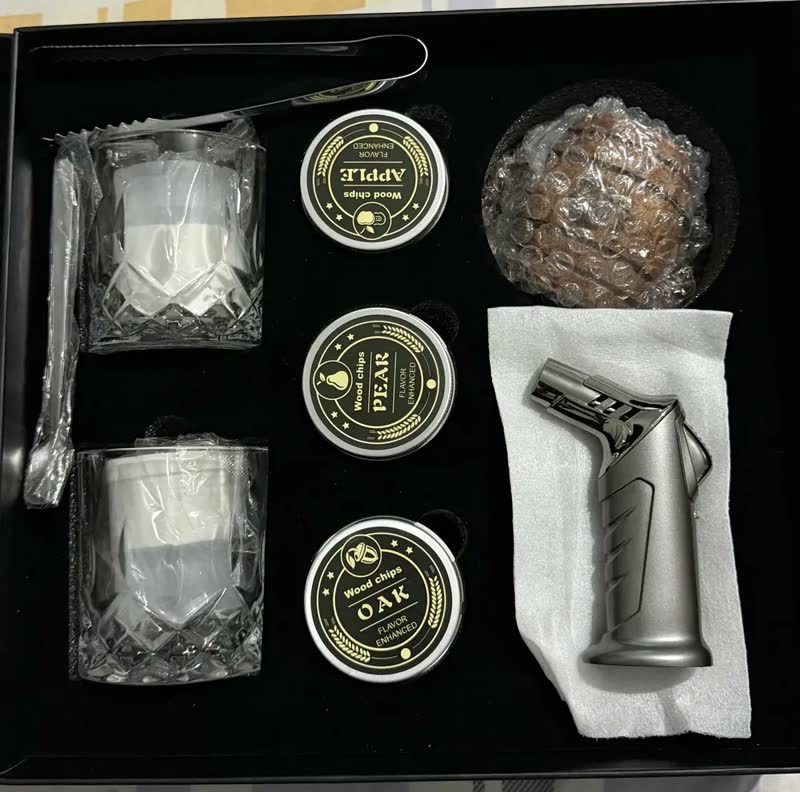 foto de Kit Defumador Whisky Coquetel Com Maçarico E Copos De Whisky - Lascas De Madeira Sabores Maçã, Pêssego, Cereja, Noz, Carvalho E Pera - Esferas De Gelo - Edição Premium Profissional, Ideal Para Present