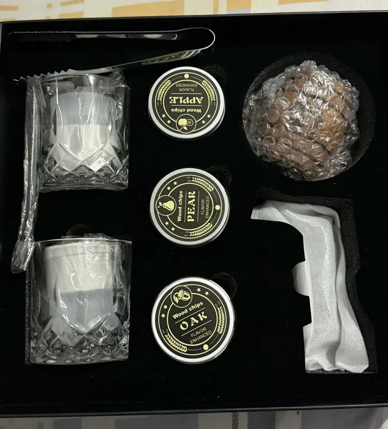 foto de Kit Defumador Whisky Coquetel Com Maçarico E Copos De Whisky - Lascas De Madeira Sabores Maçã, Pêssego, Cereja, Noz, Carvalho E Pera - Esferas De Gelo - Edição Premium Profissional, Ideal Para Present
