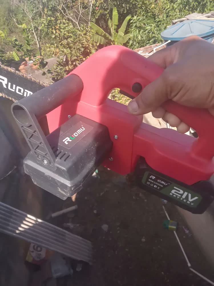 foto de Motoserra Eletrica Profissional 12 Polegadas Brushless 2 Baterias