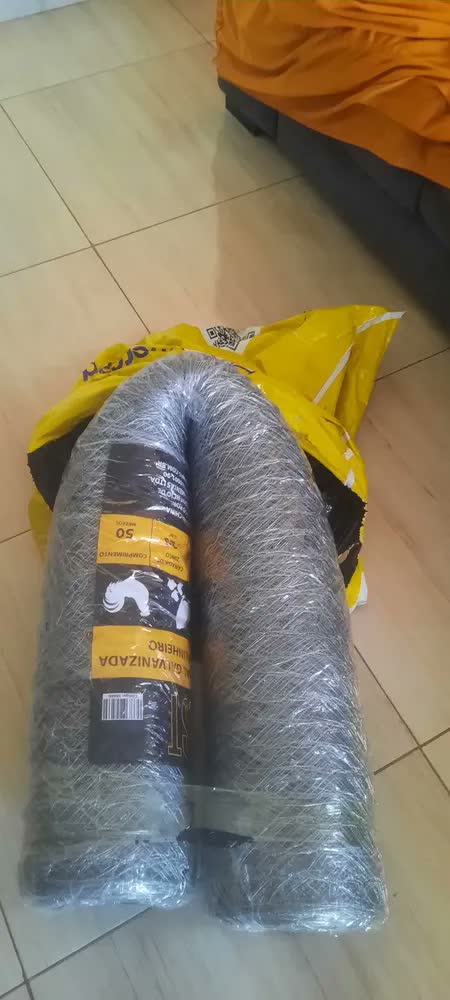foto de Tela Galinheiro Galvanizada 1,50x50m Fio23 Malha 2 Pol Jst Cinza