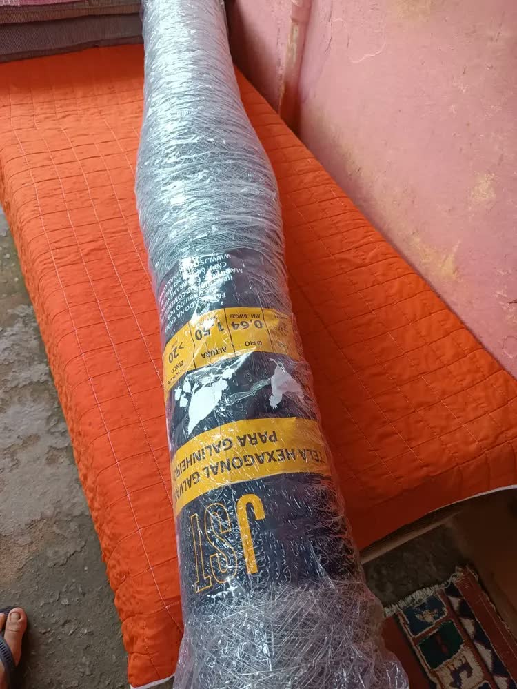 foto de Tela Galinheiro Galvanizada 1,50x50m Fio23 Malha 2 Pol Jst Cinza