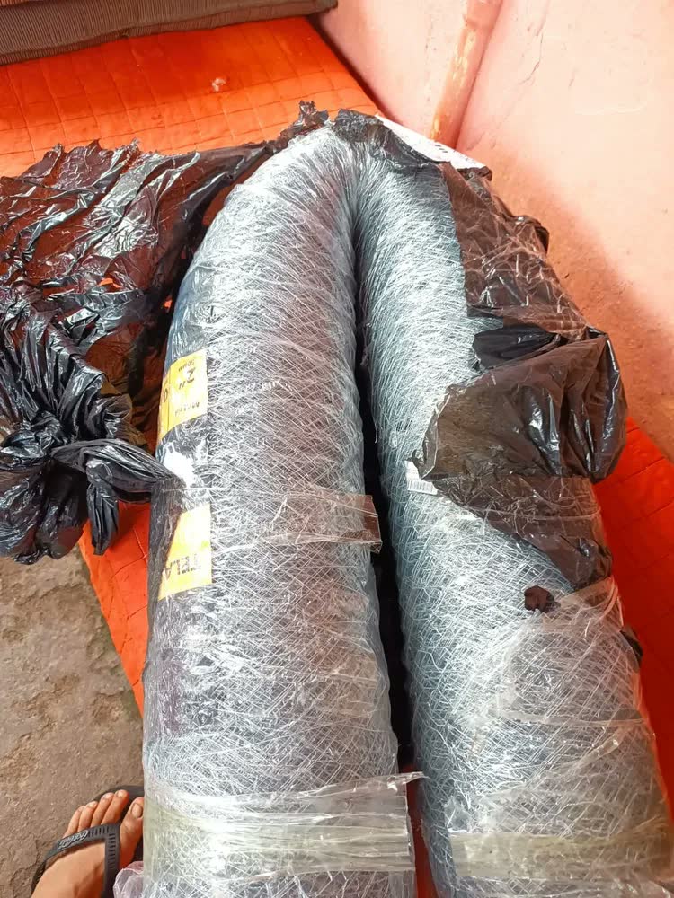 foto de Tela Galinheiro Galvanizada 1,50x50m Fio23 Malha 2 Pol Jst Cinza